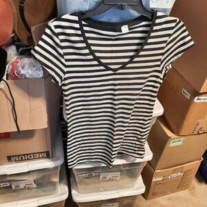 NEW ! Energie Knit Top Blouse Tee Shirt Short Sleeve V Neck Whit/Black Size M